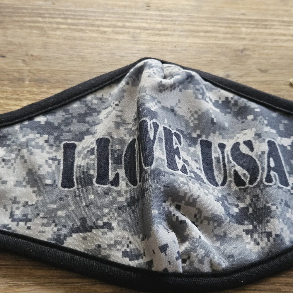 DIVAS LiMiTED Camouflage 'I Love USA' Face Mask